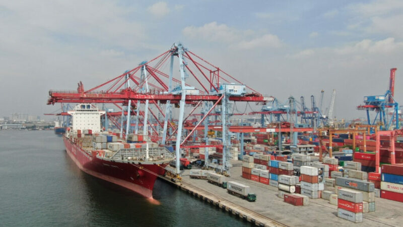kapal di dermaga