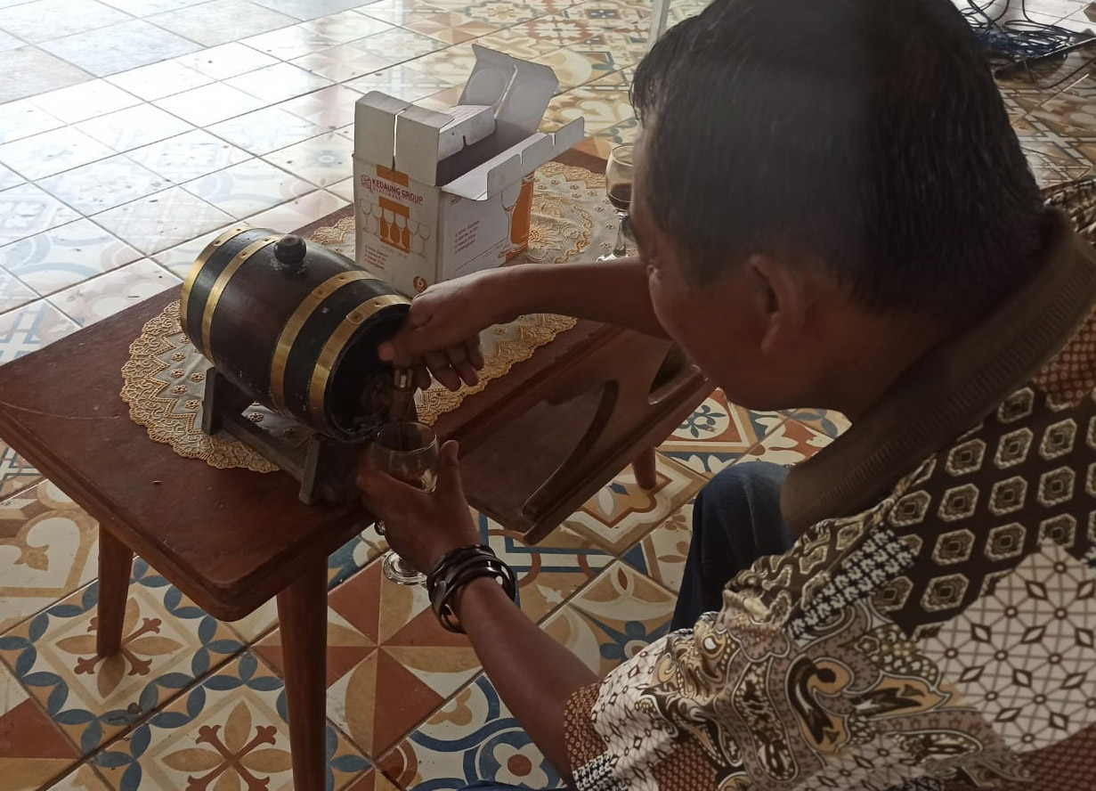 menyedu kopi